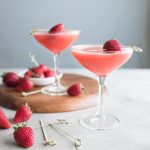 Frosé drink och färska jordgubbar