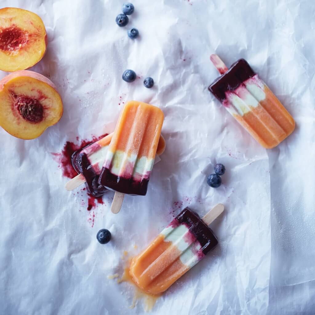 Isglass med persika, matcha och blåbär