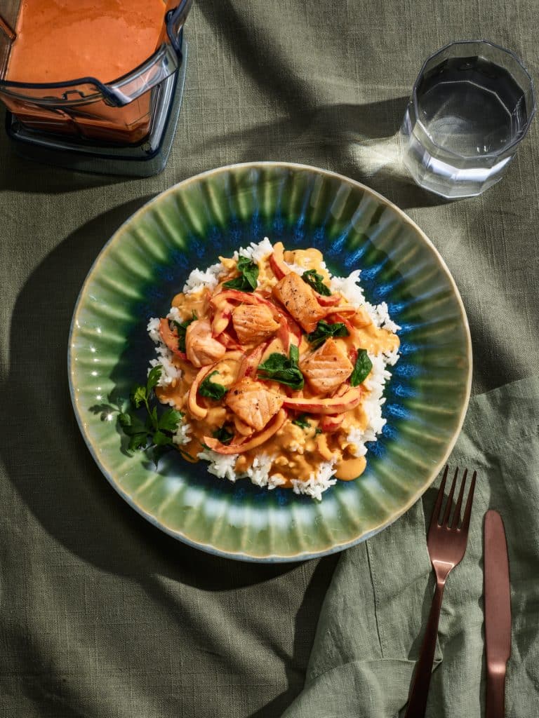 Räkor, röd currysås och brunt ris