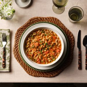 Minestronesoppa med kål och kikärtor