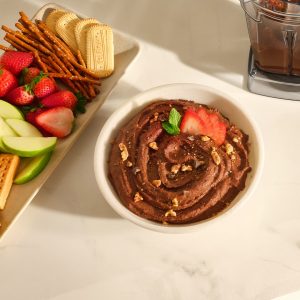 Chokladhummus med kex och bär