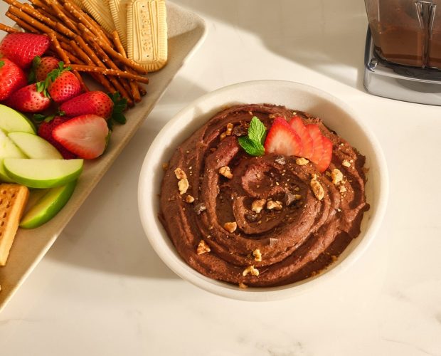 Chokladhummus med kex och bär